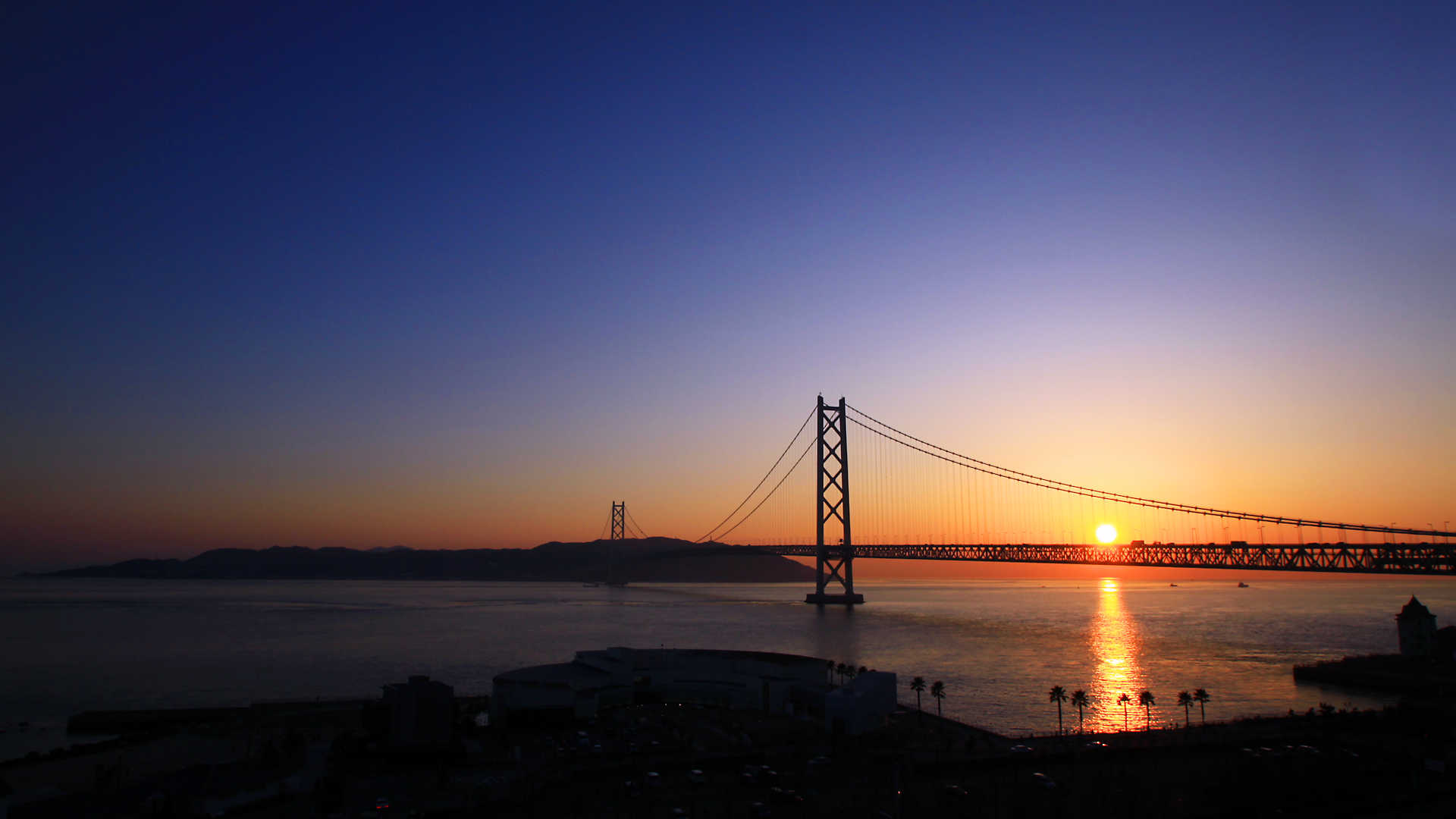 舞子公園・アジュール舞子と明石海峡大橋の夕日