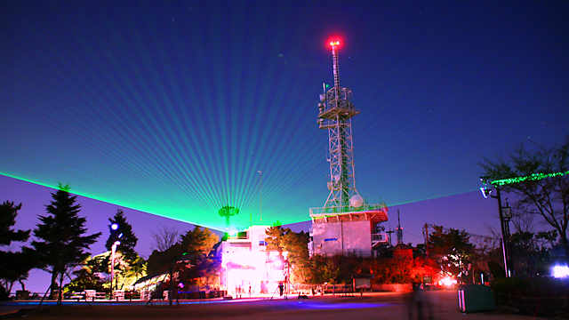 摩耶山掬星台の「きらきら小径」とレーザー光線