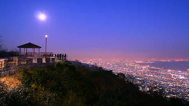 摩耶山掬星台の東の「展望台」と「神戸1000万ドルの夜景」