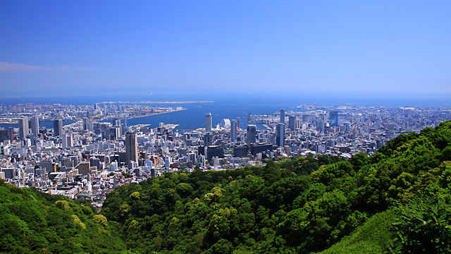 市章山、錨山から見た神戸港の風景　中央が神戸メリケンパーク