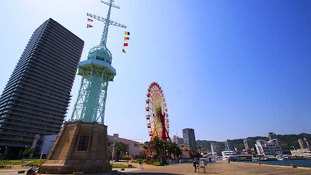神戸ハーバーランドの灯台とモザイク大観覧車